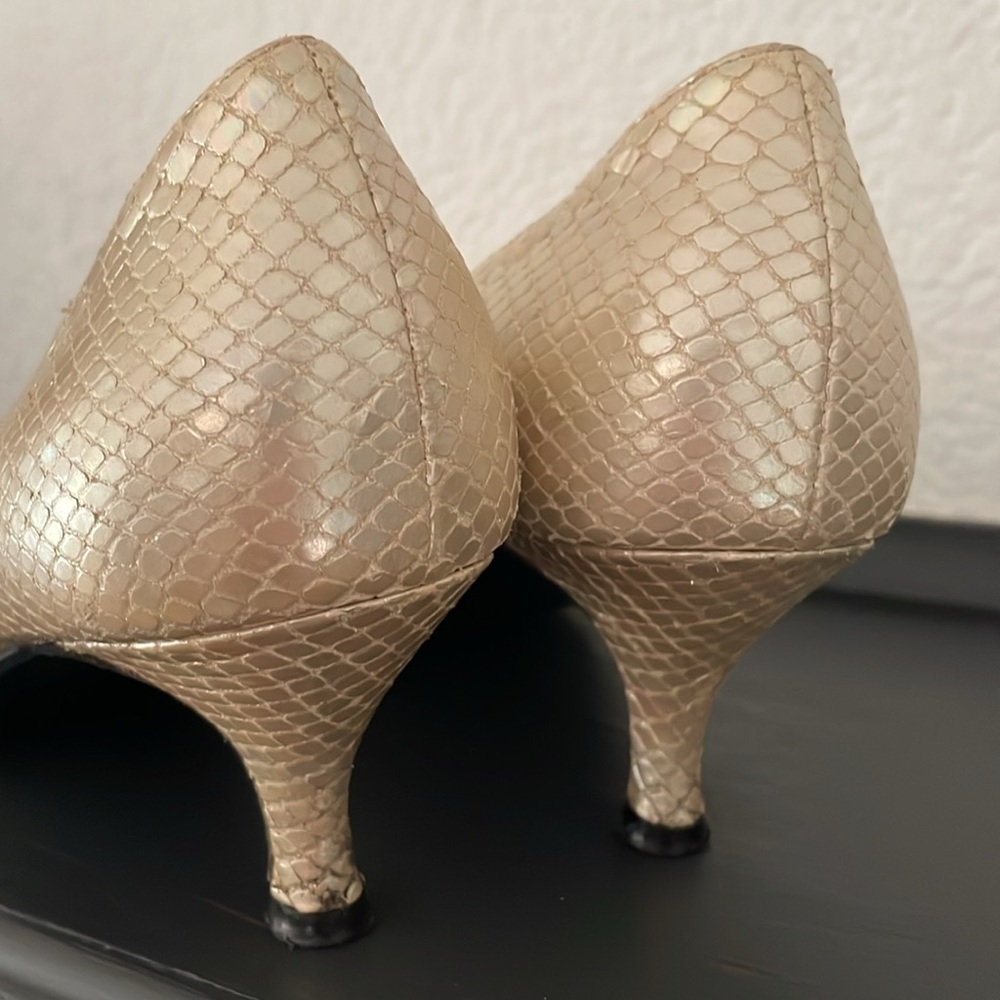 ESCADA vintage kitten heels pearl gold pointy US 7,5 fit best 7 made in Italy - Picture 3 of 11
